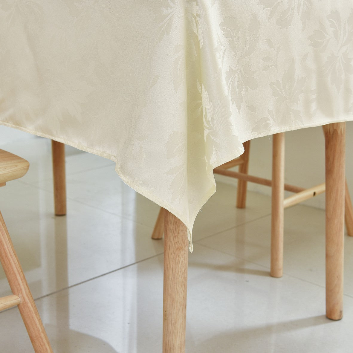 Classic Floral Jacquard Tablecloth – Ivory (Rectangle)